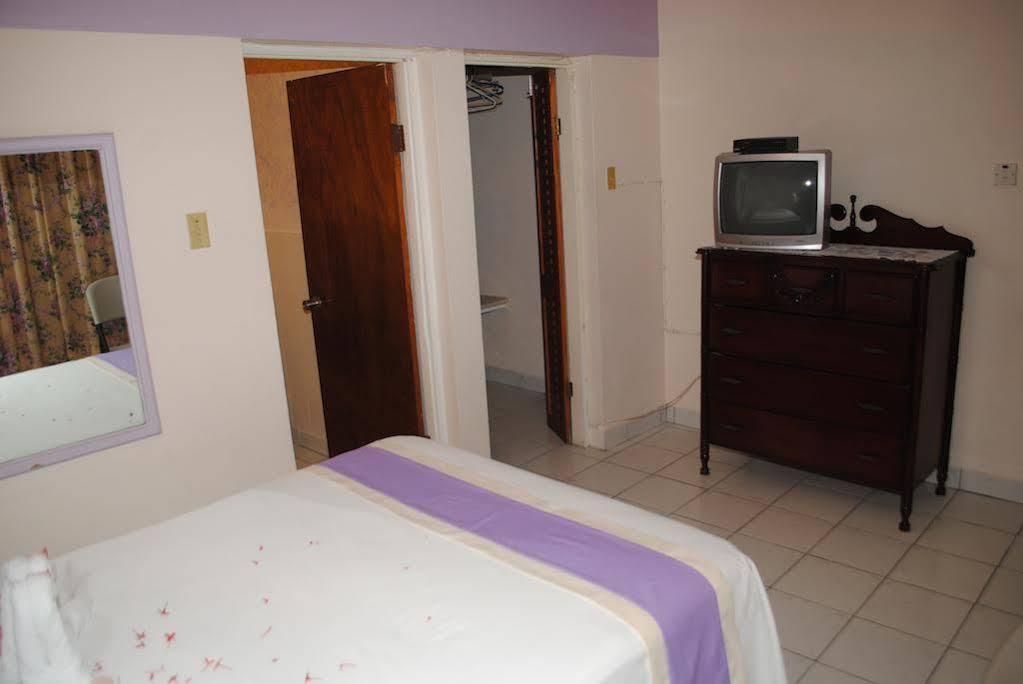 Palm Bay Guest House & Restaurant Montego Bay Exterior photo