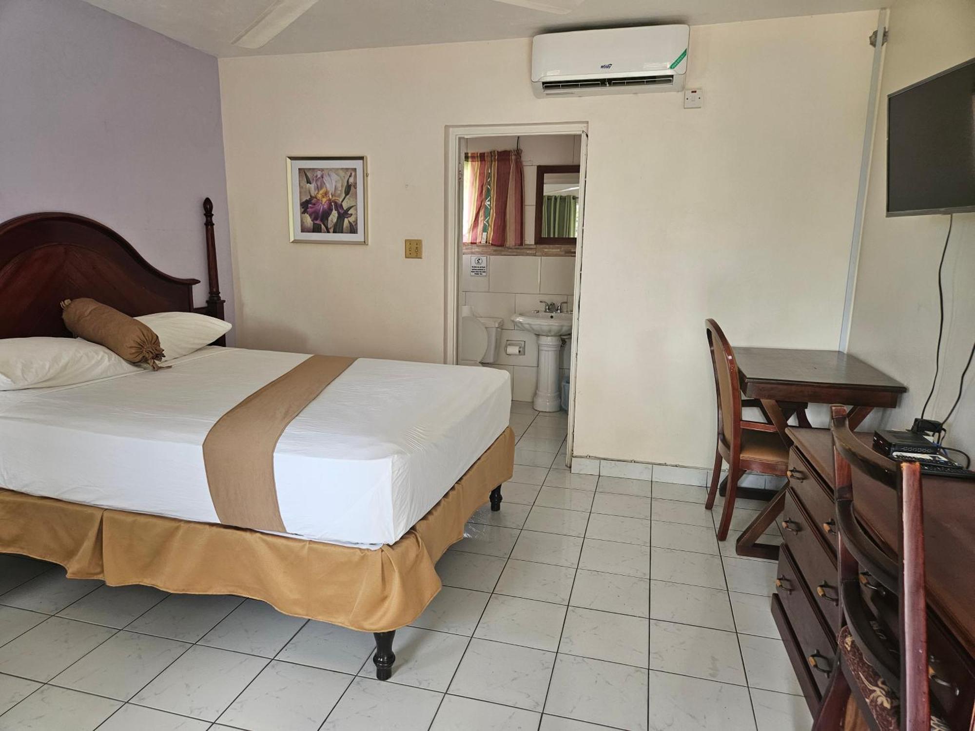 Palm Bay Guest House & Restaurant Montego Bay Exterior photo
